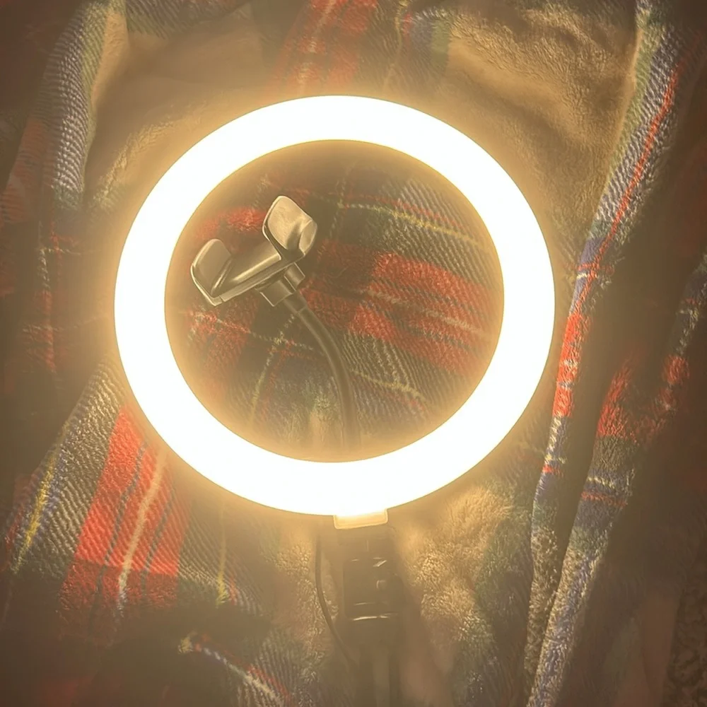 Ring light with phone holder